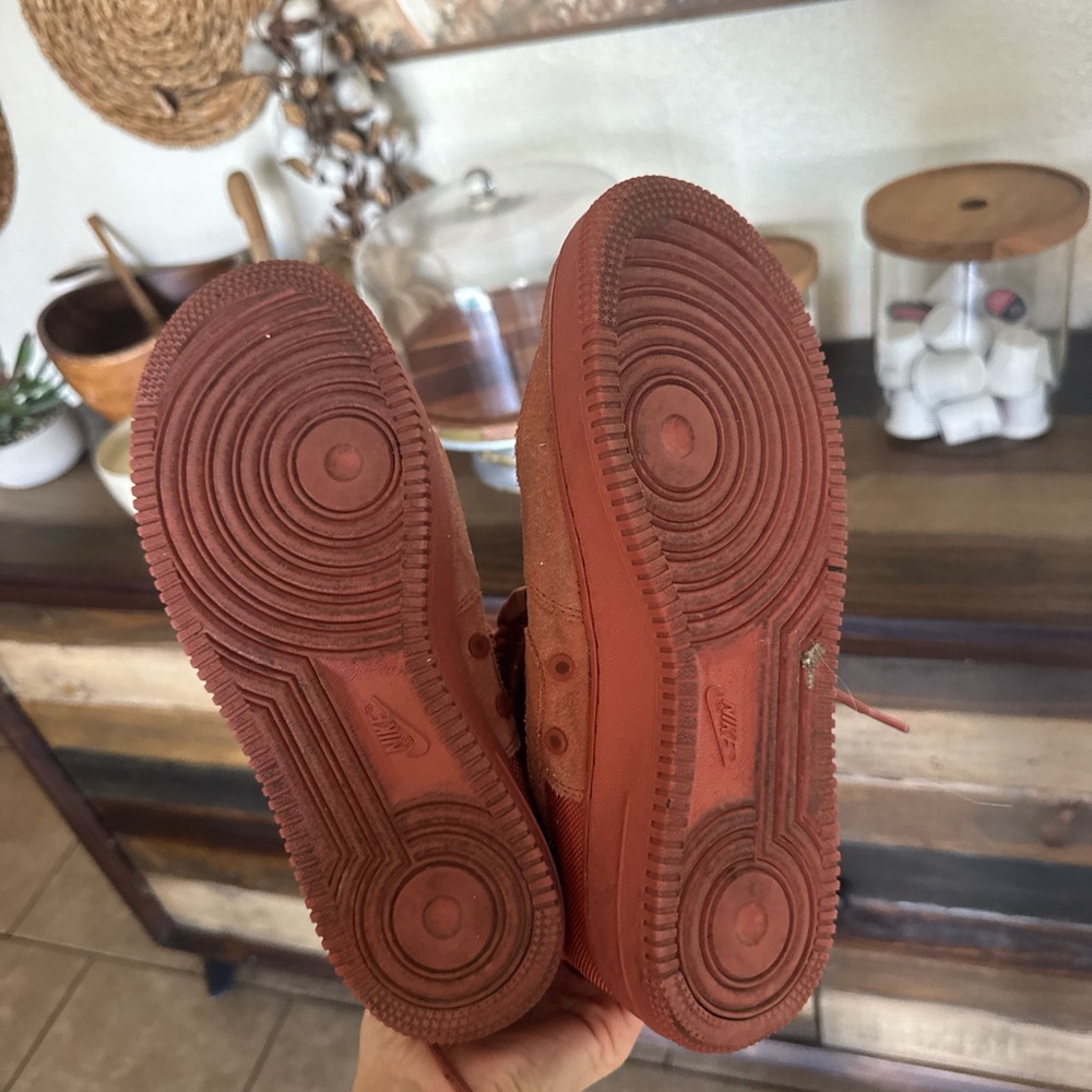 Nike High-Top Suede Sneakers in dusty peach - Picture 4 of 4